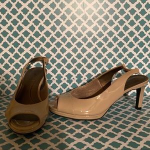 Life stride 9.5 wide tan heels